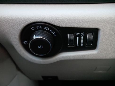 Used 2023 Chrysler Pacifica Touring-L image 26