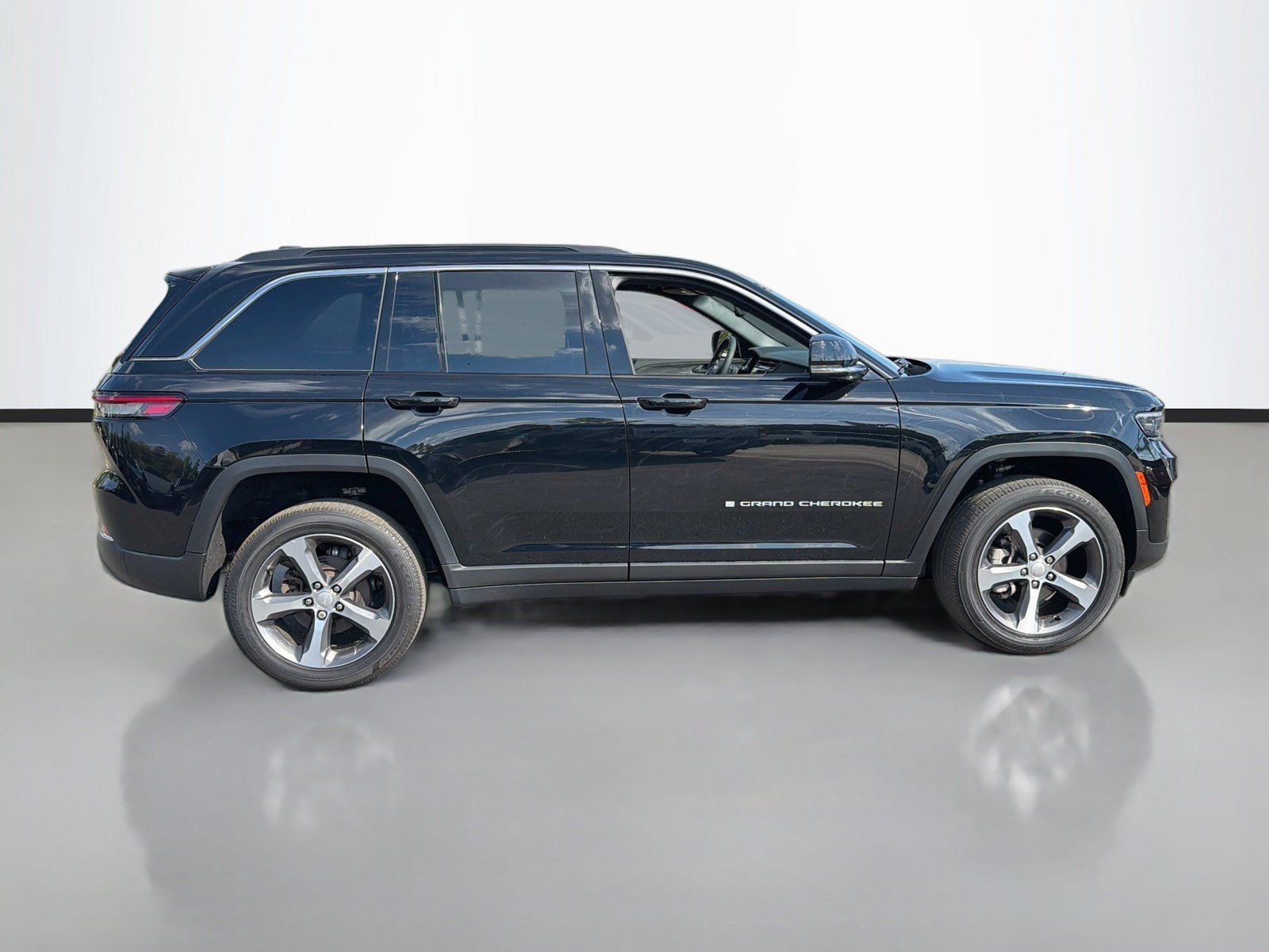 Used 2024 Jeep Grand Cherokee Limited AWD/4WD image 4