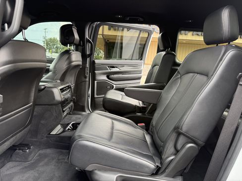 Used 2022 Jeep Wagoneer Series III w/ Flexible Seating Group AWD/4WD image 31