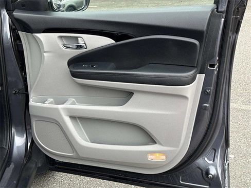 Used 2019 Honda Pilot Touring image 8