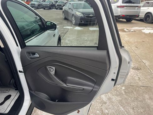 Used 2017 Ford Escape SE w/ SE Cold Weather Package AWD/4WD image 17