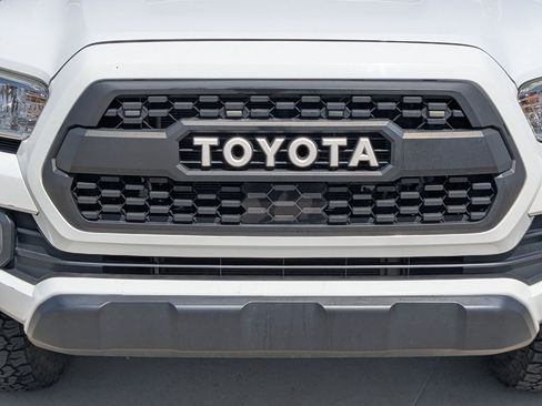 Used 2020 Toyota Tacoma SR5 AWD/4WD image 10