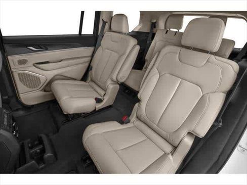 Used 2022 Jeep Grand Cherokee L Limited AWD/4WD image 9