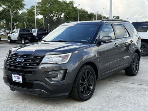 Used 2017 Ford Explorer XLT w/ Equipment Group 202A image 9