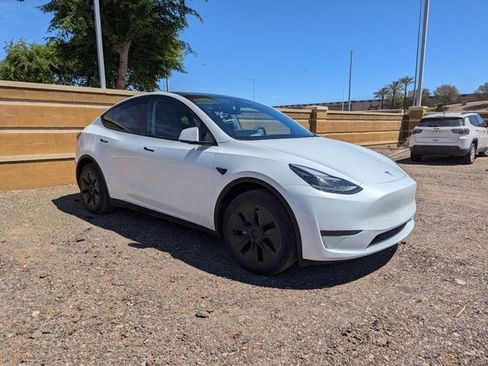 Used 2025 Tesla Model Y Long Range image 3