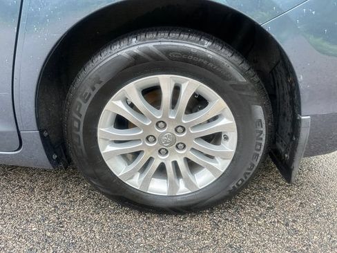 Certified 2017 Toyota Sienna XLE FWD image 17
