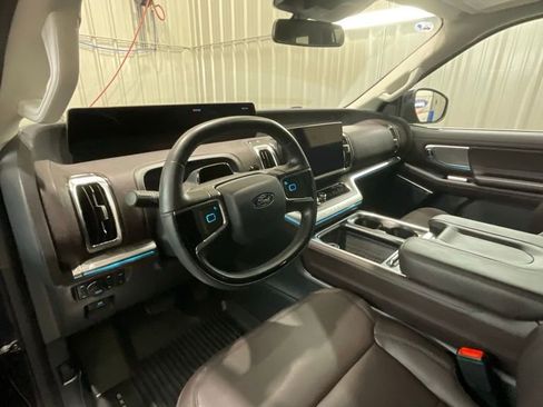 Used 2025 Ford Expedition Platinum w/ Platinum Ultimate Package image 9