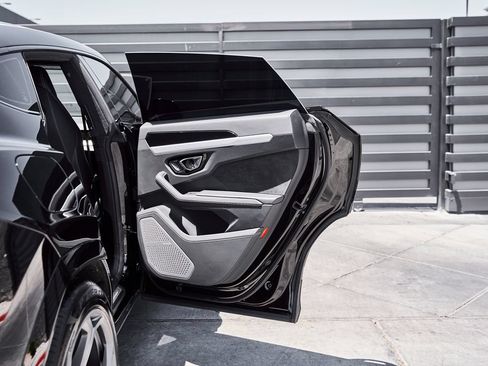 Used 2022 Lamborghini Urus AWD/4WD image 25