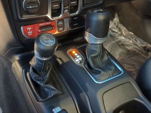 Used 2024 Jeep Wrangler Unlimited Rubicon AWD/4WD image 15
