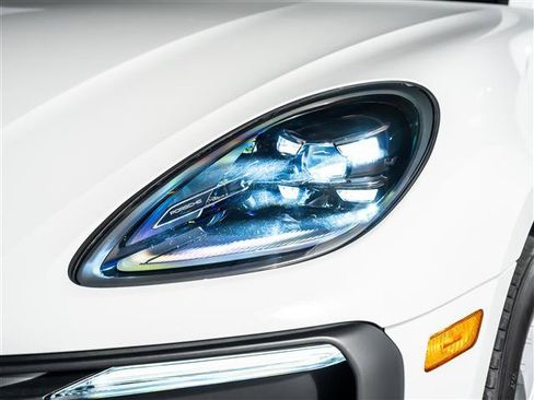 Certified 2025 Porsche Macan AWD/4WD image 12