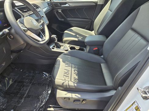 Used 2024 Volkswagen Tiguan SE w/ Panoramic Sunroof Package AWD/4WD image 12