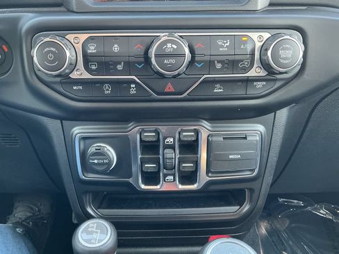 Used 2018 Volvo XC60 T6 Momentum w/ Advanced Package AWD/4WD image 18