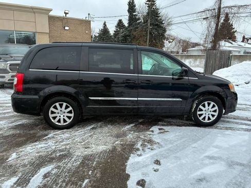 Used 2014 Chrysler Town & Country Touring image 4