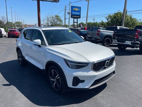 Used 2023 Volvo XC40 B5 Plus AWD/4WD image 1