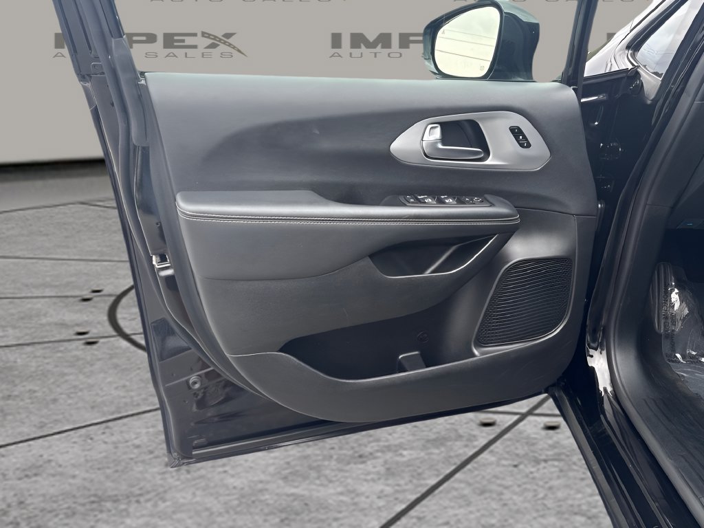 Used 2025 Chrysler Pacifica Limited FWD image 19