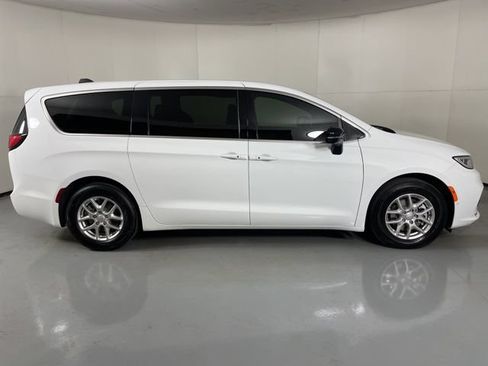 New 2026 Chrysler Pacifica Select FWD image 9