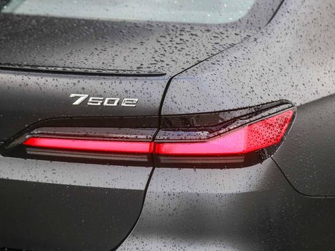 Used 2026 BMW 750e xDrive w/ Premium Package image 7