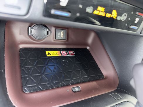 Used 2025 Toyota RAV4 Limited w/ Advanced Technology Package image 29