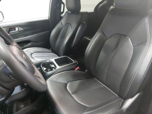 Used 2025 Chrysler Pacifica Select FWD image 14