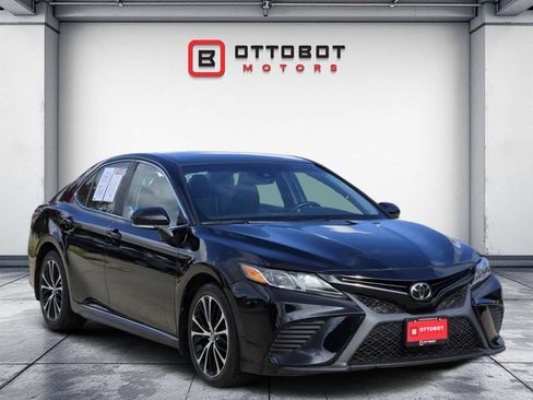Used 2019 Toyota Camry SE FWD image 2