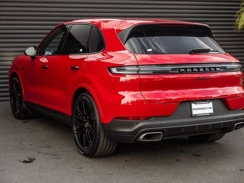 Certified 2025 Porsche Cayenne E-Hybrid AWD/4WD image 3