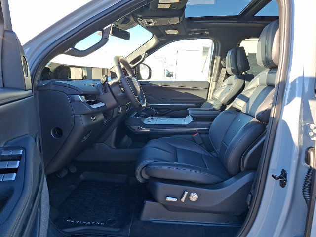 New 2025 Lincoln Navigator Reserve w/ Jet Appearance Package AWD/4WD image 6