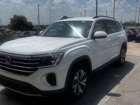Used 2024 Volkswagen Atlas SE FWD image 2