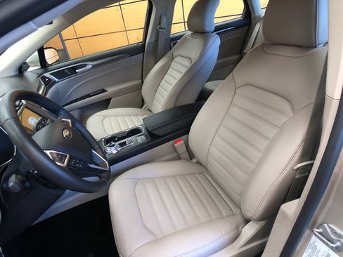Used 2017 Ford Fusion SE w/ Fusion SE Technology Package FWD image 10