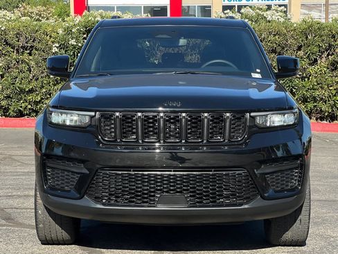 Used 2023 Jeep Grand Cherokee Altitude AWD/4WD image 10