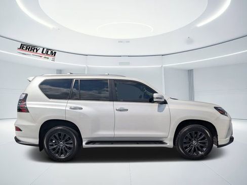 Used 2023 Lexus GX 460 Premium w/ Accessory Package AWD/4WD image 2