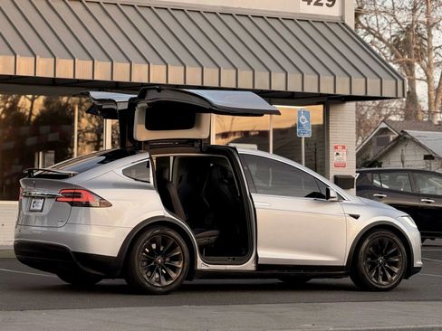 Used 2018 Tesla Model X 75D image 8