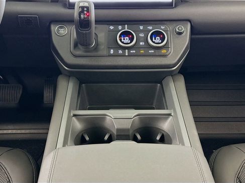 Used 2025 Land Rover Defender 110 X-Dynamic SE image 12