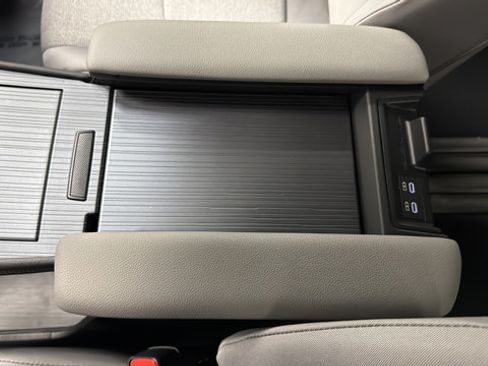Used 2025 Toyota Sienna LE AWD/4WD image 19