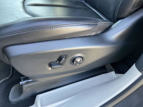 Used 2023 Chrysler Pacifica Touring-L image 13