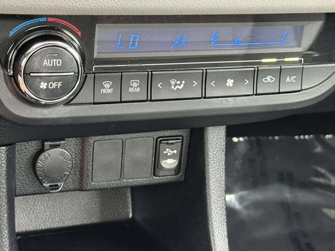 Used 2014 Toyota Corolla LE FWD image 12