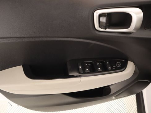 Used 2025 Hyundai Venue SEL image 15