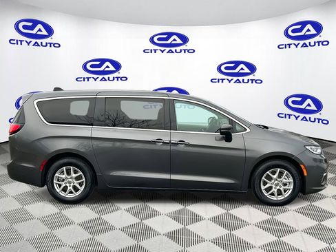 Used 2023 Chrysler Pacifica Touring-L image 2