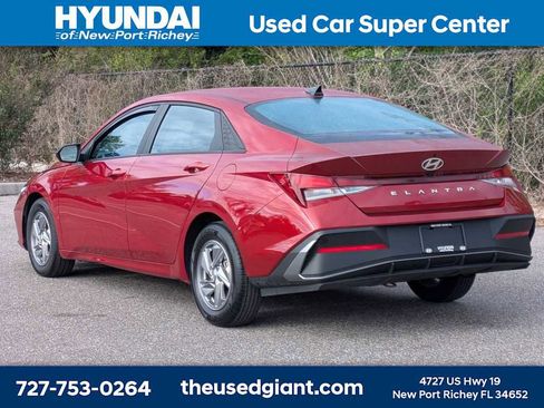 Certified 2024 Hyundai Elantra SE FWD image 3
