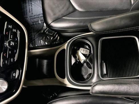 Used 2024 Chrysler Pacifica Touring-L image 42