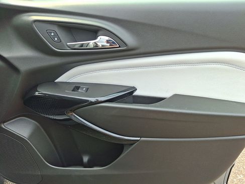 Used 2025 Chevrolet Trax LT FWD image 10