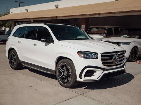 Used 2024 Mercedes-Benz GLS 450 4MATIC image 3