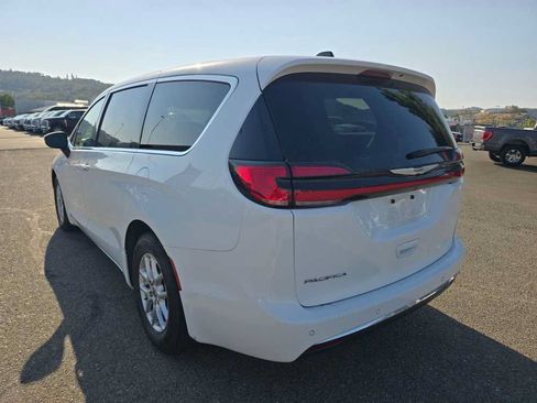 Used 2023 Chrysler Pacifica Touring-L FWD image 9