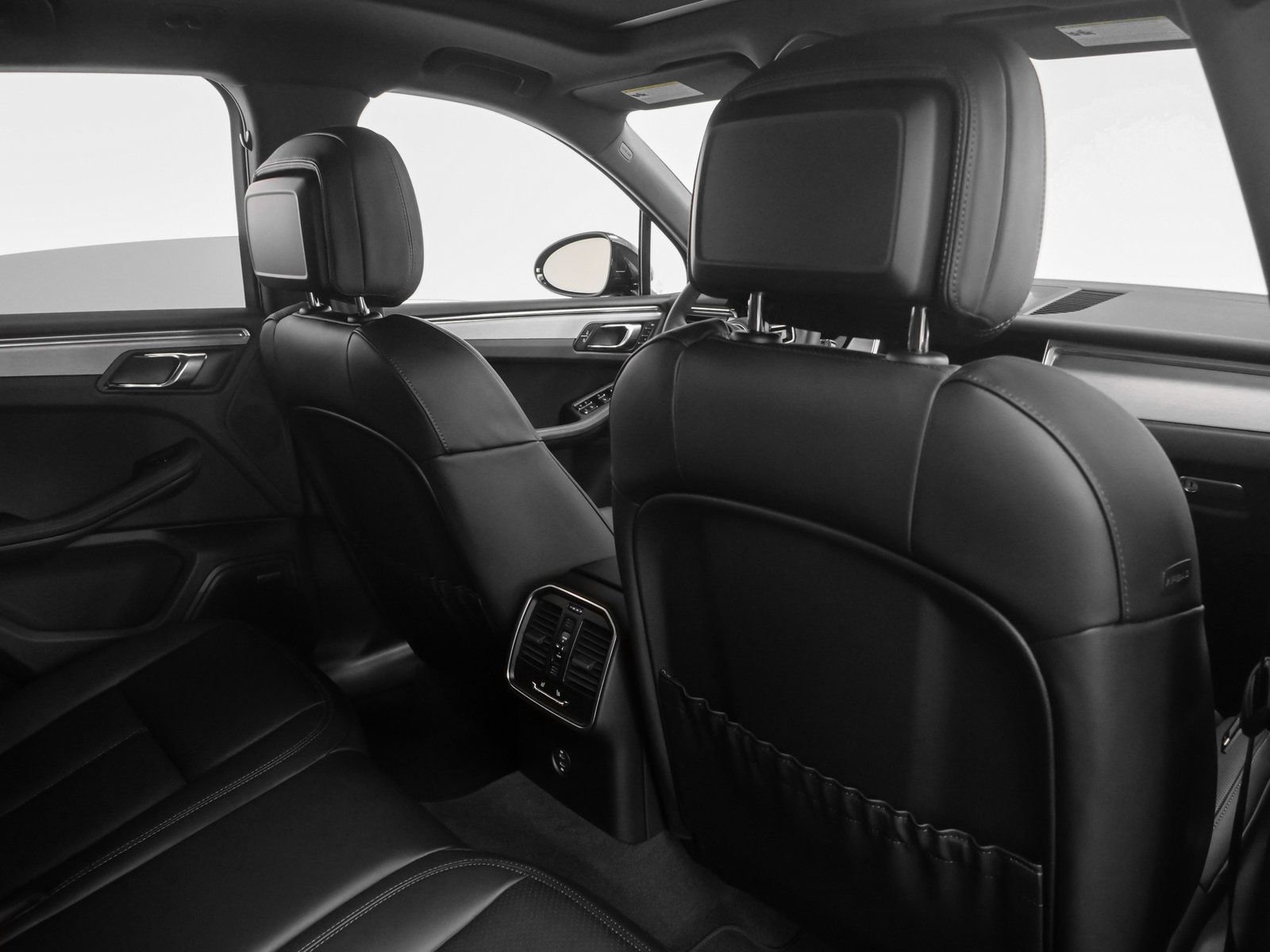 Certified 2025 Porsche Macan AWD/4WD image 22