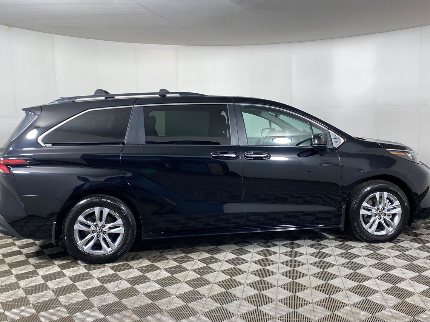 Used 2026 Toyota Sienna XLE AWD/4WD image 7