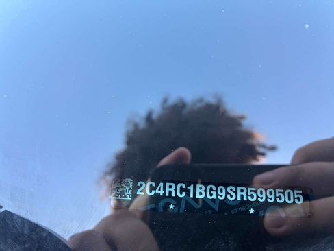 Used 2025 Chrysler Pacifica Select image 16