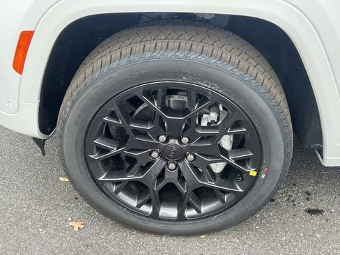 New 2025 Jeep Grand Cherokee Summit image 12