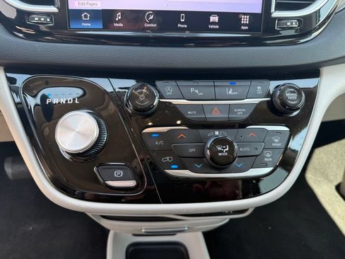 Used 2024 Chrysler Pacifica Touring-L FWD image 18