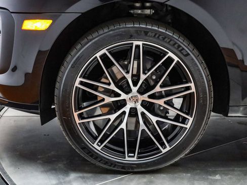 Used 2025 Porsche Macan image 42