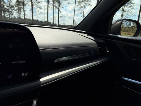 Used 2025 Chevrolet Traverse LT image 22