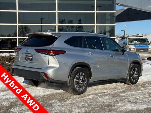 Used 2023 Toyota Highlander XLE image 3